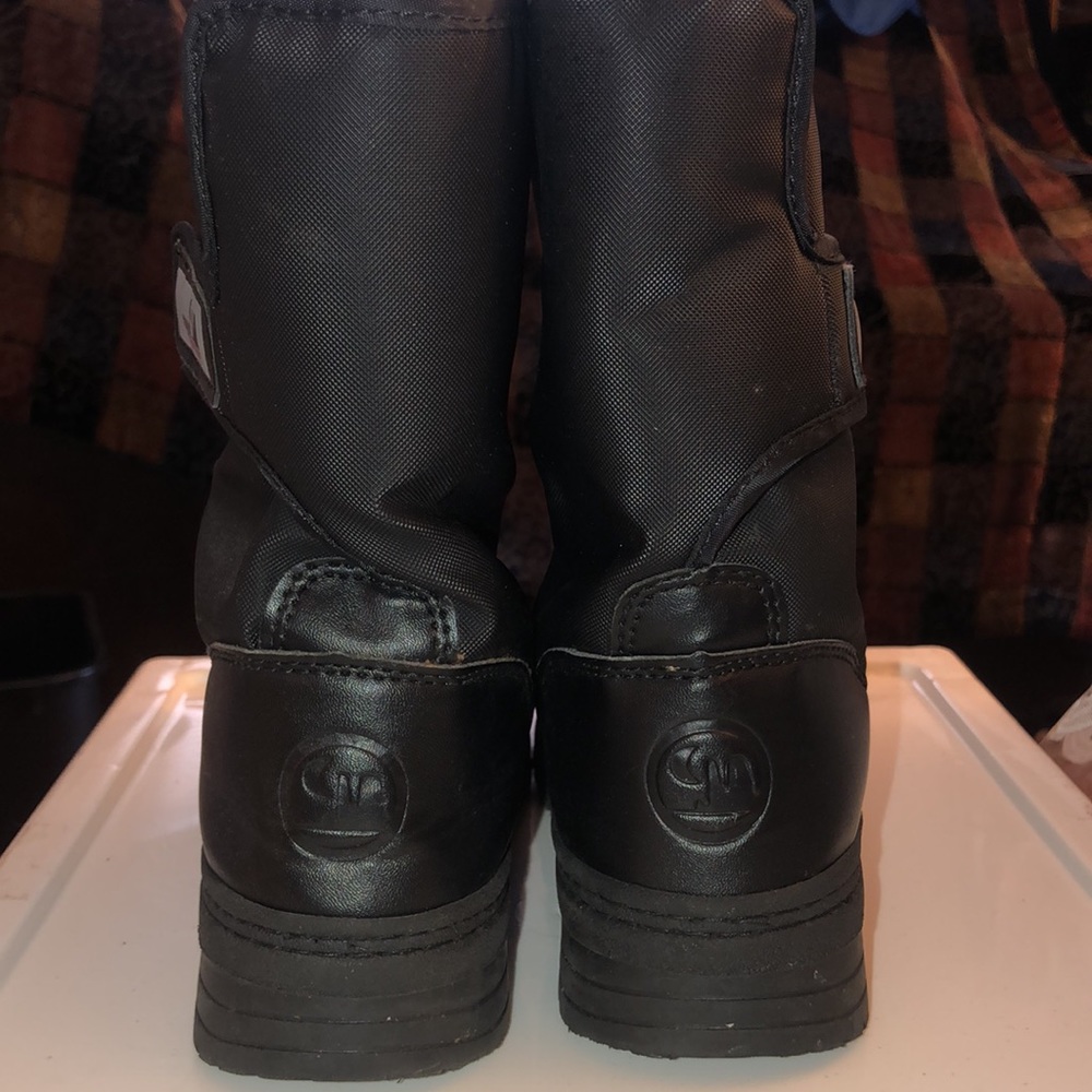 Snow boots. @Mm’sRoomSmWhtDrwr - Picture 4 of 8
